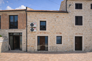 Dvoetažno stanovanje v istrski kamniti hiši – 5 km od Poreča