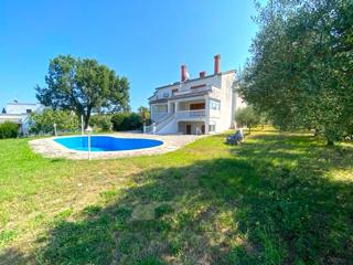 Samostojna Hiša z Bazenom in Pogledom na Morje – Parcela 2.582 m²