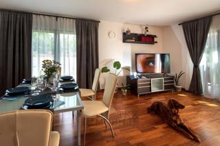 Čudovito pritlično stanovanje z velikim vrtom in bazenom – mirna lokacija v bližini Poreča