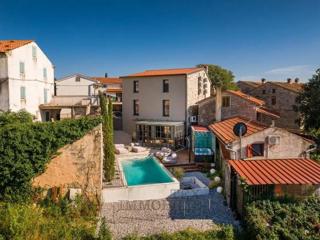 V mirnem kraju blizu Vižinade se prodaja lepa obnovljena kamnita hiša z bazenom