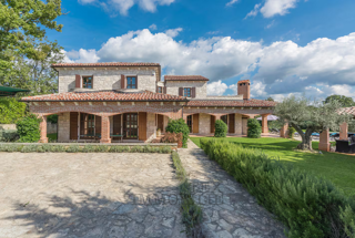 Kamena vila z bazenom v mirnem okolju – okolica Poreča