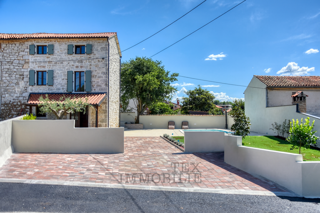 Prodamo čudovito prenovljeno kamnito hišo z bazenom