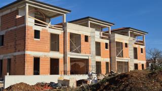 Moderna vrstna hiša se nahaja v čudovitem Poreču