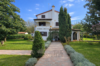 Prostorna družinska hiša 6 km od Poreča