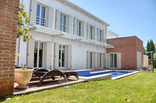 Luksuzna vila z bazenom in ločenim apartmajem 1300 m od morja