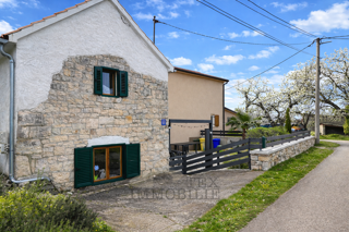 Sveti Petar u Šumi – Prenovljena istrska kamnita hiša z ograjenim dvoriščem