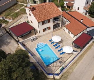 Hiša s tremi apartmaji v bližini Poreča, 193m2