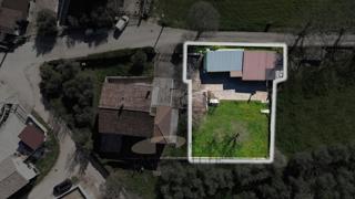 Zazidljivo zemljišče z legalizirano garažo – mirna lokacija v bližini Poreča