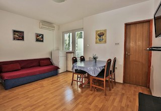 Novi Vinodolski, dvosobno stanovanje 30 m2, 100 m peš do morja in plaže! (prodaja)