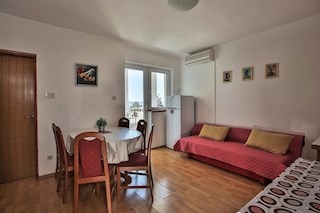 Novi Vinodolski, trisobno stanovanje 40 m2, 100 m peš do morja in plaže! (prodaja)