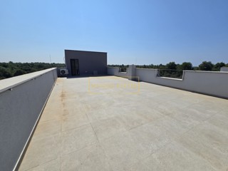 PROSTORAN APARTMA S TREMI SPALNICAMI IN VESELNO KROVNOM TERASO BLIZU PLAŽE V ISTRI, V OKOLICI POREČA!