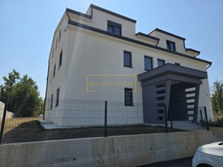ČUDOVITO STANOVANJE V OKOLICI POREČA, BLIZU MORJA, Z NAKRIVENO TERASO!