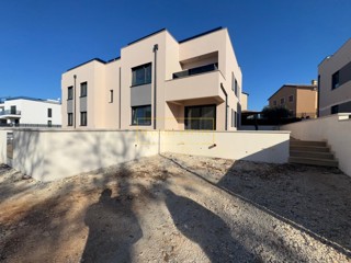 EKSKLUZIVNO STANOVANJE NA PRODAJO V POREČU, ISTRA – LUKSUZ, ZASEBNOST IN FUNKCIONALNOST NA ODLIČNI LOKACIJI!