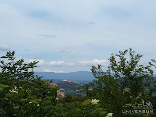 Gradbeno zemljišče s pogledom na Motovun, staro mestno jedro in naravo in Vižinada