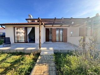 Čudovita enonadstropna hiša na mirni lokaciji v Novigradu