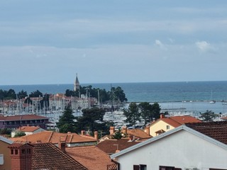 Popolnoma opremljeno stanovanje s pogledom na morje v Novigradu