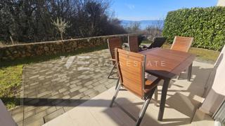 PRITLIČNI APARTMA Z VRTOM IN POGLEDOM NA MORJE