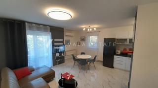 OPREMLJENI APARTMA V BLIŽINI MORJA IN CENTRA