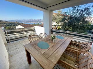 DVOSOBNO STANOVANJE Z POGLEDOM NA MORJE NA ODLIČNI LOKACIJI