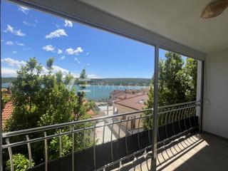 DVONADSTROPNI APARTMA S POGLEDOM NA MORJE LE 60 M DO PLAŽE