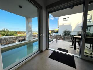 MODERNI DVOETAŽNI APARTMA Z BAZENOM