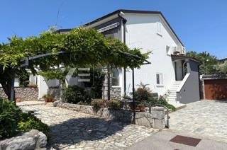 PRITLIČNI APARTMA Z VRTOM NA MIRNI LOKACIJI