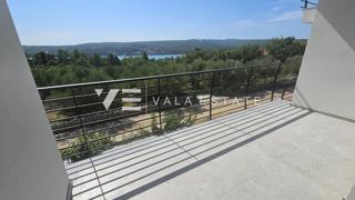 DVOSOBNI APARTMA V NOVOGRADNJI S POGLEDOM NA MORJE
