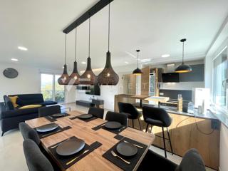 UDOBNI APARTMA Z POGLEDOM NA MORJE NA ATRAKTIVNI LOKACIJI