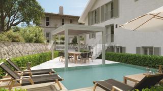 PRITLIČNI APARTMA Z BAZENOM IN POGLEDOM NA MORJE