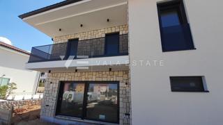 NOVA HIŠA DVOJČEK Z BAZENOM IN VRTOM