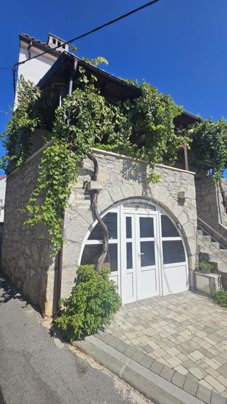 OBNOVLJENA KAMNITA HIŠA Z DVEMA APARTMAJEMA V BLIZINI MORJA