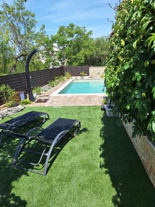 SAMOSTOJNA HIŠA Z BAZENOM NA MIRNI LOKACIJI