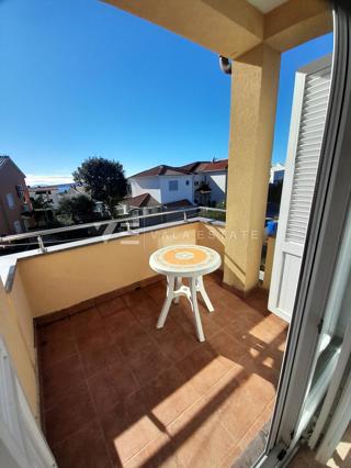 APARTMA Z POGLEDOM NA MORJE IN VRTOM V BLIŽINI PLAŽE