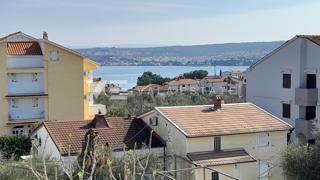 DVONADSTROPNI APARTMA S POGLEDOM NA MORJE