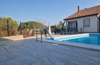 MODERNI DVONADSTROPNI APARTMA NA MIRNI LOKACIJI