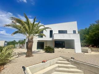 RAZKOŠNA VILLA Z BAZENOM IN POGLEDOM NA MORJE