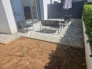 UDOBNO PRITLIČNO STANOVANJE Z VRTOM NA ODLIČNI LOKACIJI