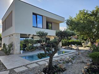 MODERNA SAMOSTOJNA VILA Z BAZENOM NA MIRNI LOKACIJI