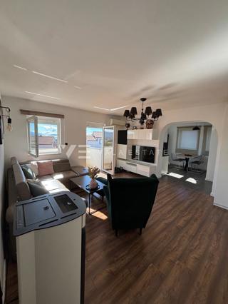 MODERNI DVONADSTROPNI APARTMA S POGLEDOM NA MORJE