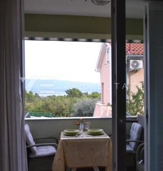 DVOETAŽNI APARTMA Z VRTOM IN POGLEDOM NA MORJE V BLIZINI PLAŽE