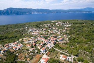 ZAZIDLJIVO ZEMLJIŠČE S POGLEDOM NA MORJE NA MIRNI LOKACIJI