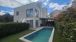 TRINADSTROPNO APARTMA Z BAZENOM IN STREŠNO TERASO LE 300 M DO MORJA