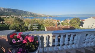 REDKOST V BAŠKI - APARTMA Z ODPRTIM POGLEDOM NA MORJE V BLIŽINI PLAŽE