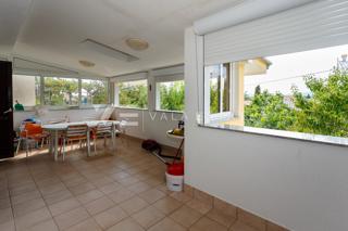 PROSTORNI APARTMA Z VRTOM 500 M OD MORJA