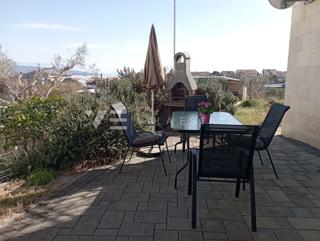 PRITLIČNI APARTMA Z VRTOM IN POGLEDOM NA MORJE