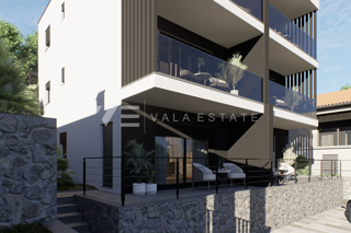 APARTMA Z VRTOM V PRITLIČJU NOVE ZGRADBE, SAMO 50 M OD PLAŽE