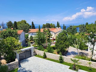  LUKSUZNO PENTHOUSE STANOVANJE NA ODLIČNI LOKACIJI S POGLEDOM NA MORJE