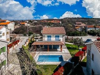 SREDOZEMSKA VILA Z BAZENOM NA MIRNI LOKACIJI