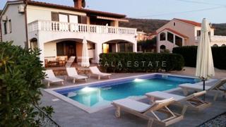 SAMOSTOJNA HIŠA Z DVEMA STANOVANJSKIMA ENOTOMA IN BAZENOM