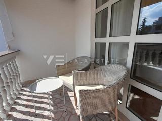 OPREMLJENI ENOSOBNI APARTMA Z POGLEDOM NA MORJE